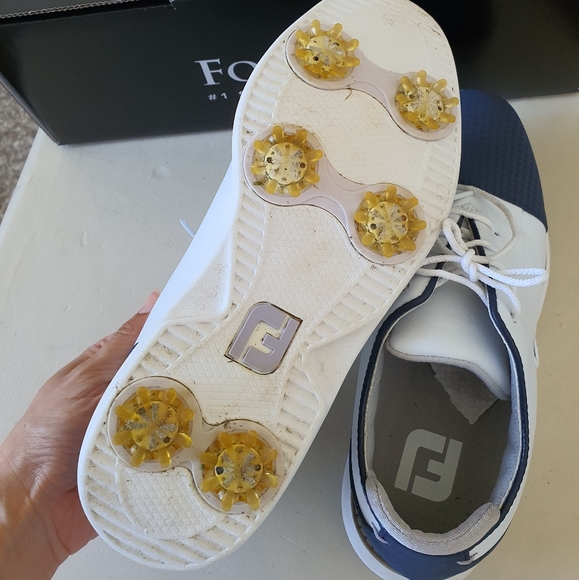Footjoy woman's golf shoes in very good condition.  Size 7. - Picture 2 of 4